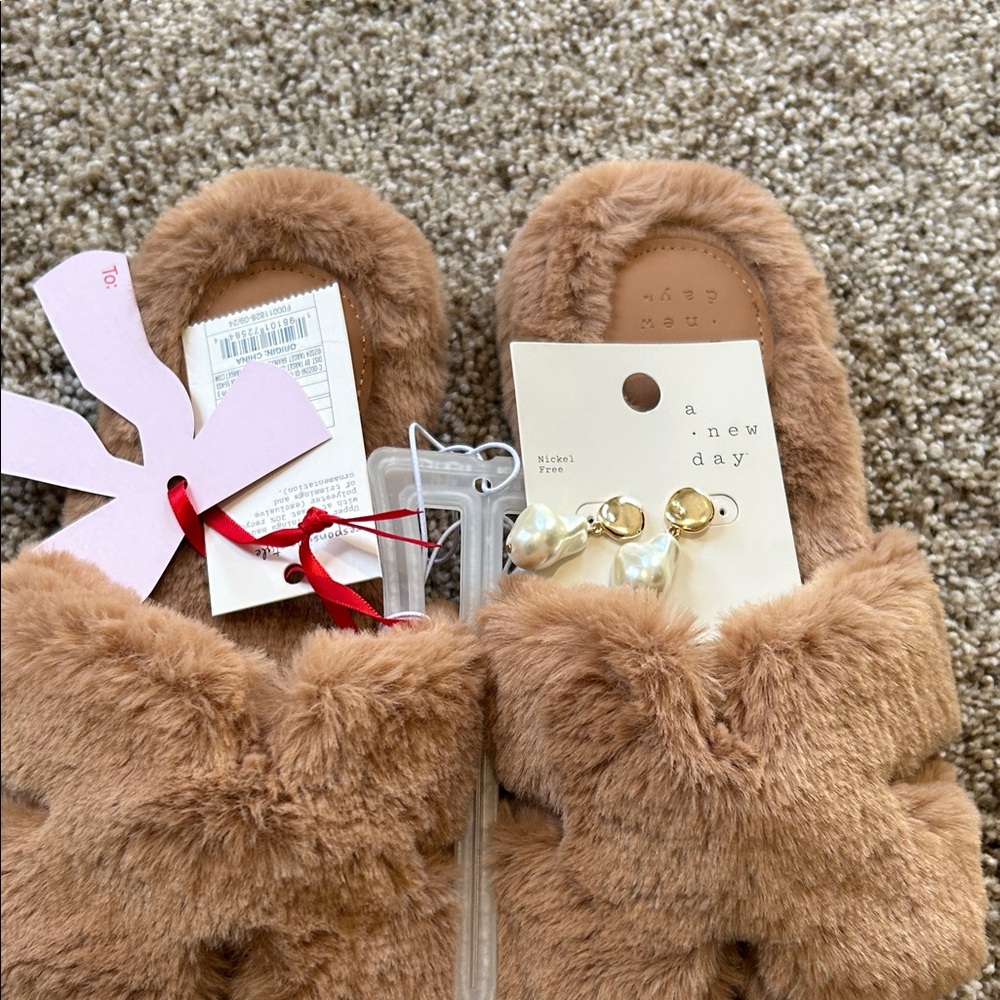 Brown Slippers + Pearl Earrings Set - Picture 7 of 8